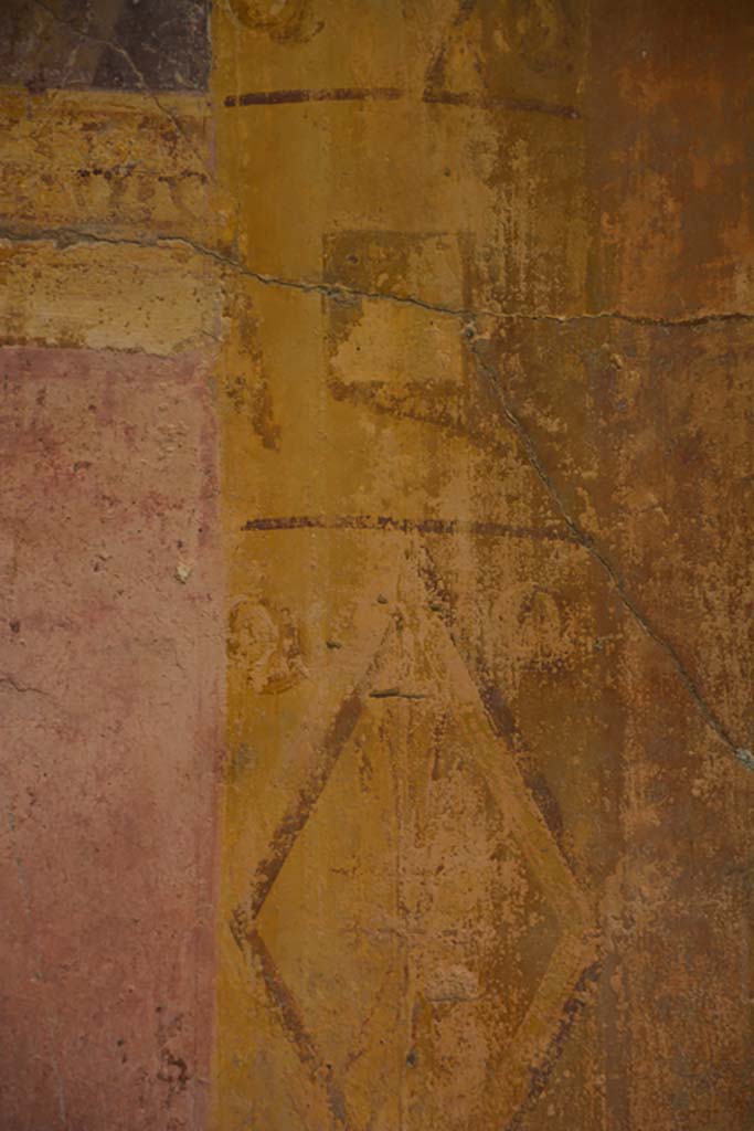VI.11.10 Pompeii. November 2017. 
Room 43, detail from painted column on west wall towards south end.
Foto Annette Haug, ERC Grant 681269 DCOR
