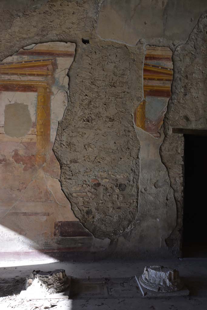 VI.11.10 Pompeii. November 2017. 
Room 43, detail from west wall, with doorway to room 44, on right.
Foto Annette Haug, ERC Grant 681269 DCOR
