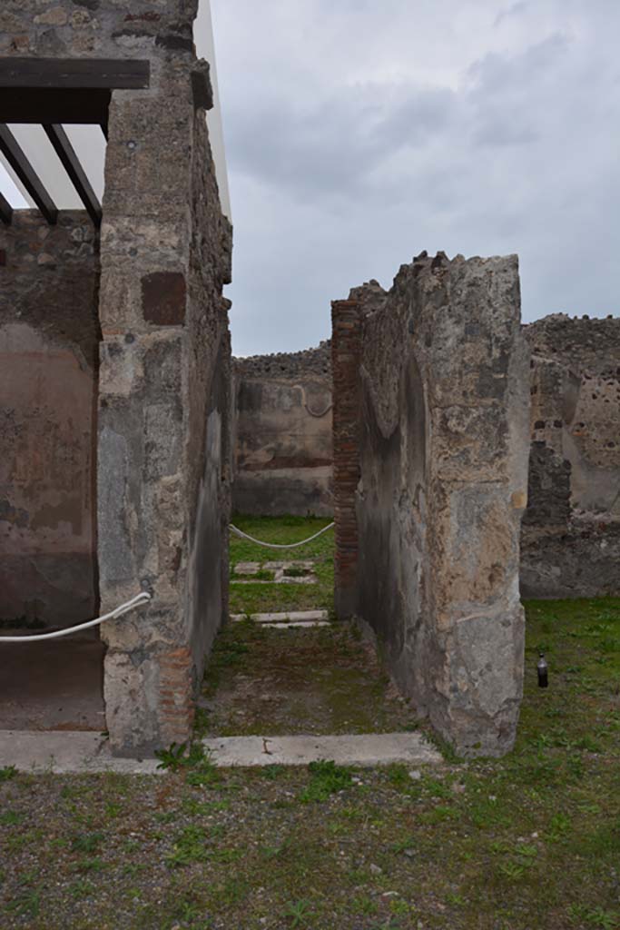 VI.11.10 Pompeii. October 2017. Looking west towards atrium of VI.11.9.
Room 48, corridor in centre, room 29, on left, room 31, on right.
Foto Annette Haug, ERC Grant 681269 DCOR
