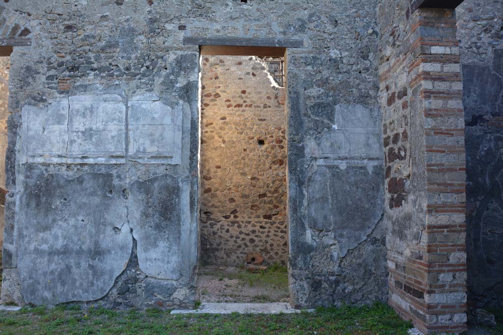 VI.11.10 Pompeii. October 2017. South-east corner of atrium, with doorway to room 26, in centre, and room 25, on right.
Foto Annette Haug, ERC Grant 681269 DCOR


