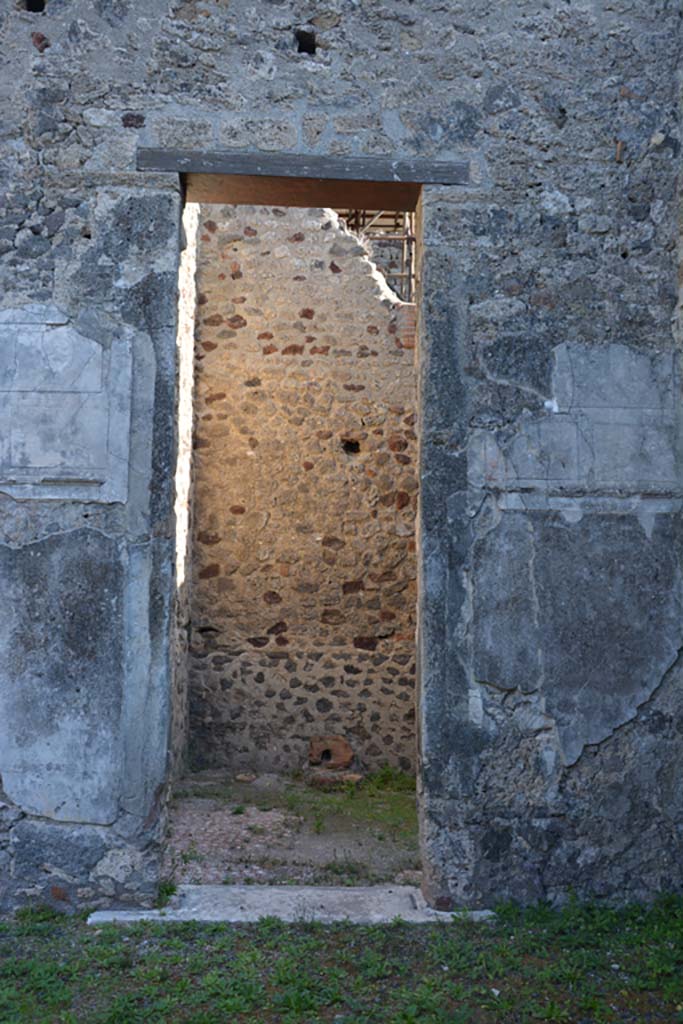 VI.11.10 Pompeii. October 2017. Room 26, doorway in east wall of atrium.
Foto Annette Haug, ERC Grant 681269 DCOR

