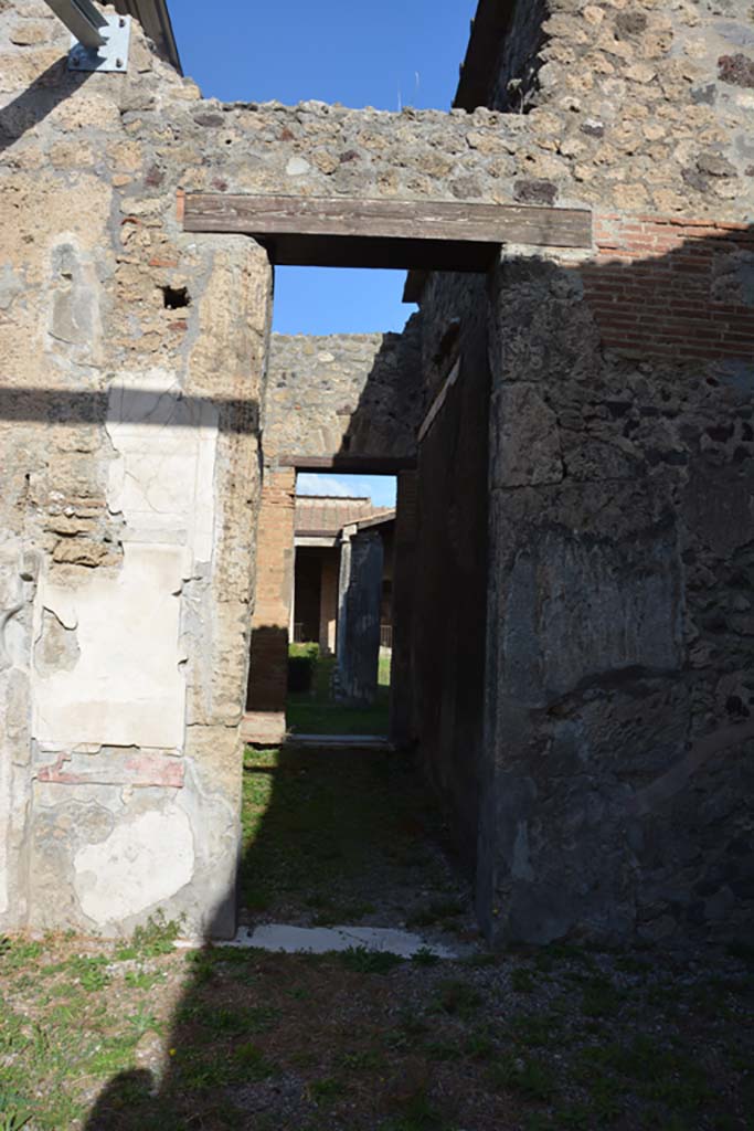 VI.11.10 Pompeii. October 2017. Corridor 34, looking north from atrium towards peristyle.
Foto Annette Haug, ERC Grant 681269 DCOR
