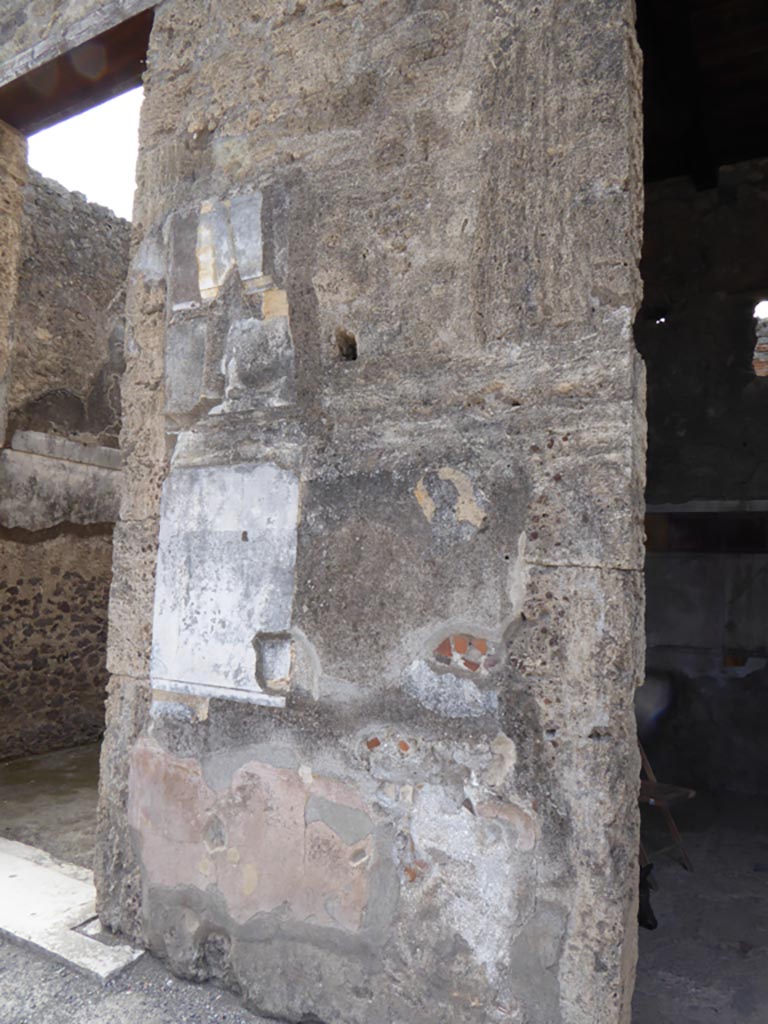 VI.12.2 Pompeii. September 2015. Pilaster on west side of atrium, between rooms 31 on left, and 32 on right
Foto Annette Haug, ERC Grant 681269 DÉCOR.

