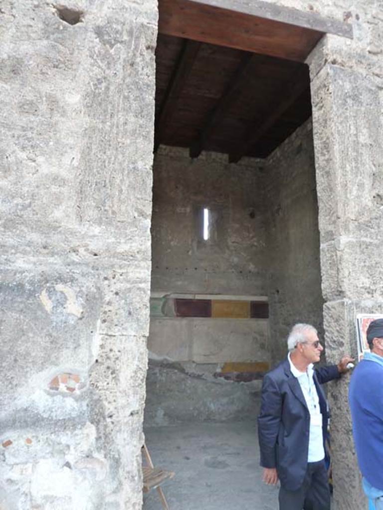 VI.12.2 Pompeii. September 2015. Doorway to third room on west side of atrium. 