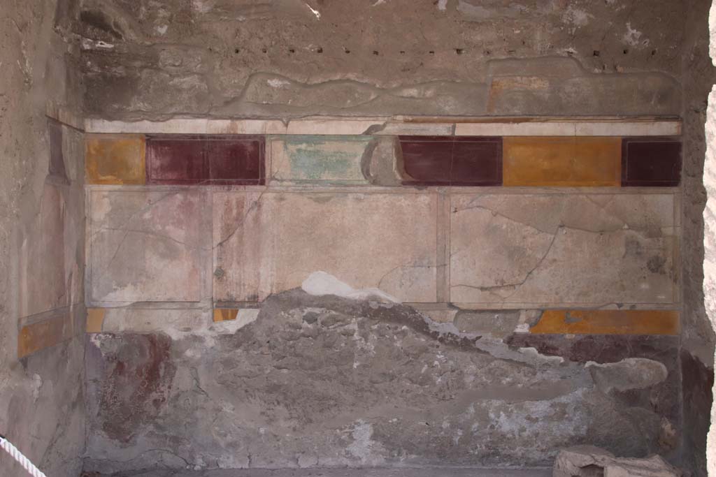 VI.12.2 Pompeii. September 2021. West wall of third room 32 on west side of atrium. Photo courtesy of Klaus Heese.