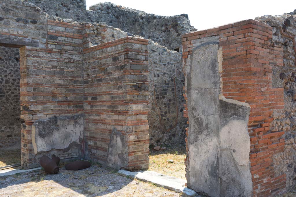 VI.12.5 Pompeii. 14th July 2017. 
South-east corner of Secondary Atrium, with doorways to room 13 on left, room 9 in centre, and entrance corridor/fauces 6, on right.
Foto Annette Haug, ERC Grant 681269 DÉCOR.
