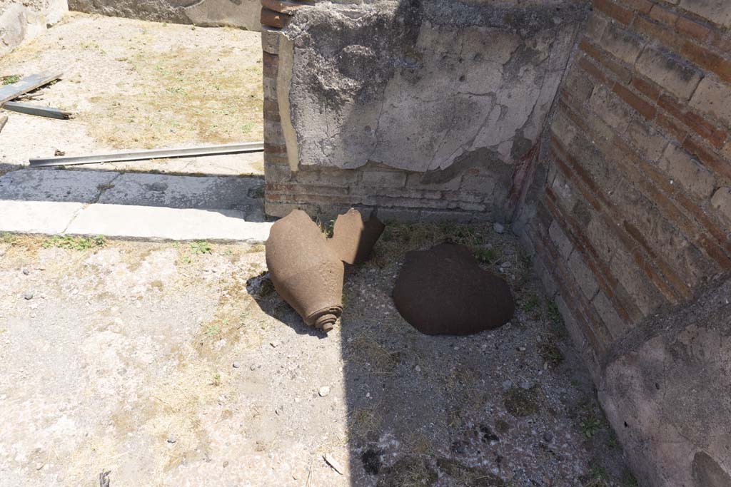 VI.12.5 Pompeii. 14th July 2017. 
South-east corner of atrium 7 outside doorway into room 13, remains of a bomb from the Second World War.
Foto Annette Haug, ERC Grant 681269 DÉCOR.
