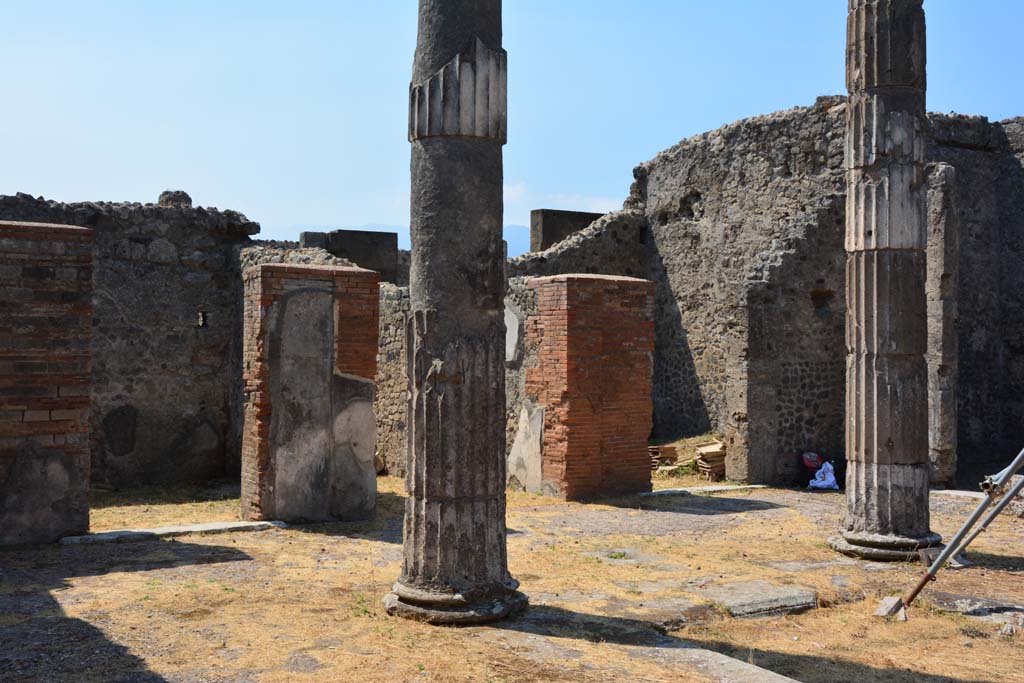 VI.12.5 Pompeii. 14th July 2017. 
Looking south-west across impluvium in atrium with doorway to room 9 on left, entrance corridor 6 behind column, and room 8, centre right.
Foto Annette Haug, ERC Grant 681269 DÉCOR.
