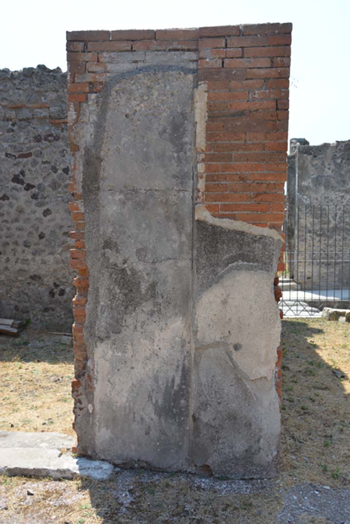 VI.12.5 Pompeii. 14th July 2017. 
Looking south to pilaster in south-east corner of atrium, on east side of entrance corridor 6, on right.
Foto Annette Haug, ERC Grant 681269 DÉCOR.
