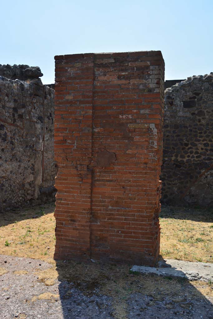 VI.12.5 Pompeii. 14th July 2017. 
Pilaster between entrance corridor/fauces, on left, and doorway to room 8 on right.
Foto Annette Haug, ERC Grant 681269 DÉCOR.
