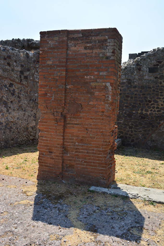 VI.12.5 Pompeii. 14th July 2017. 
Detail of pilaster between entrance corridor/fauces, on left, and doorway to room 8 on right.
Foto Annette Haug, ERC Grant 681269 DÉCOR.
