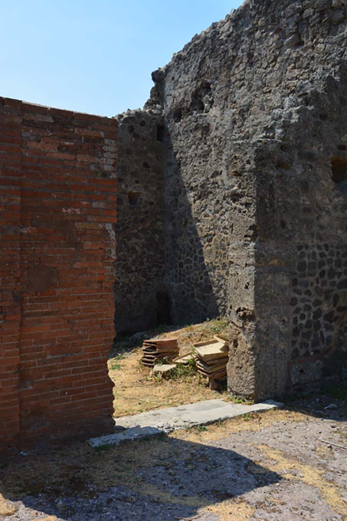 VI.12.5 Pompeii. 14th July 2017. Doorway to room 8 in south-west corner of Atrium 7.
Foto Annette Haug, ERC Grant 681269 DÉCOR.
