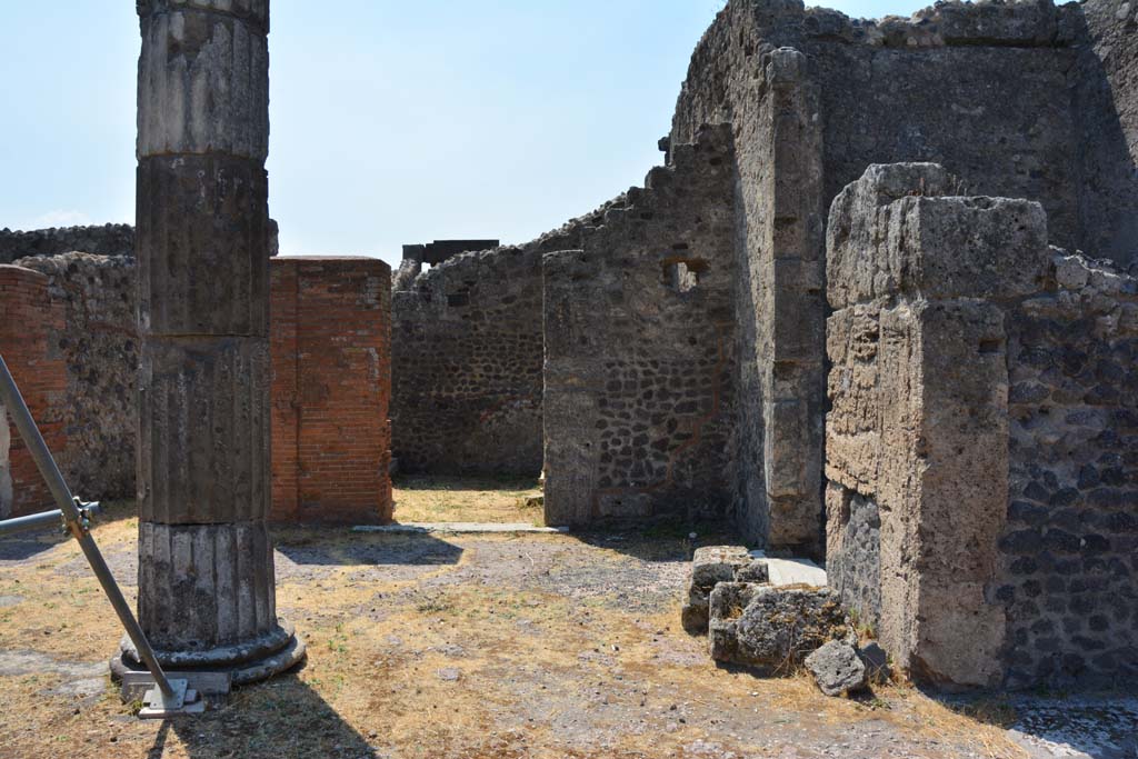 VI.12.5 Pompeii. 14th July 2017. 
Looking towards south-west corner of atrium, with doorway into room 8 in centre, room 10, centre right, and south wall of West Ala 11, on right.
Foto Annette Haug, ERC Grant 681269 DÉCOR.


