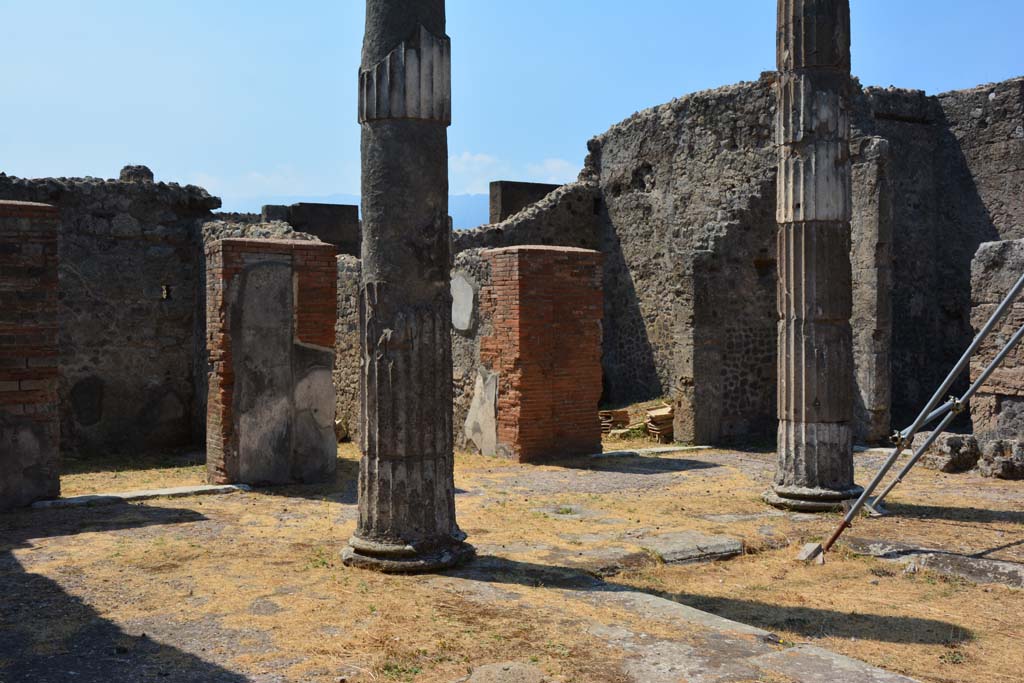 VI.12.5 Pompeii. 14th July 2017. Looking south-west across impluvium in atrium. 
The doorway to room 9 is on left, entrance corridor 6 behind column, room 8, centre right, and room 10, is on right.
Foto Annette Haug, ERC Grant 681269 DÉCOR.
