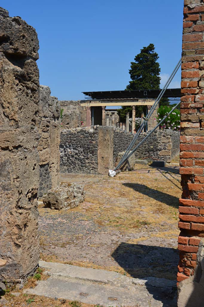VI.12.5 Pompeii. 14th July 2017. 
Looking north-west from doorway of room 8 towards north wall of West Ala 11.
Foto Annette Haug, ERC Grant 681269 DÉCOR.
