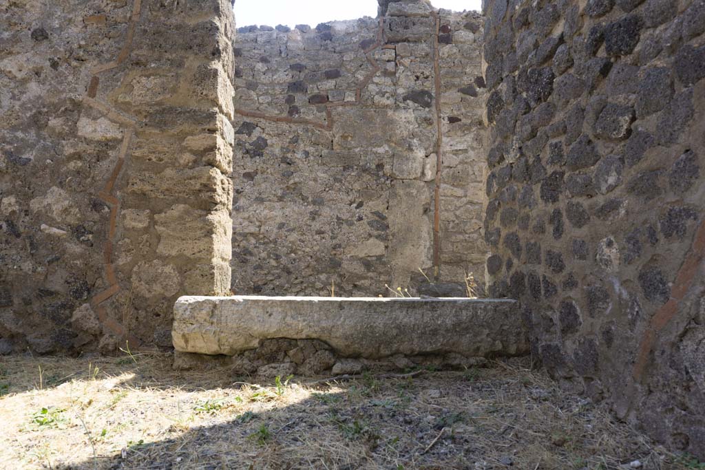 VI.12.5 Pompeii. 14th July 2017. Room 8, threshold/sill in east wall in south-east corner, leading into entrance corridor/fauces 6.
Foto Annette Haug, ERC Grant 681269 DÉCOR.
