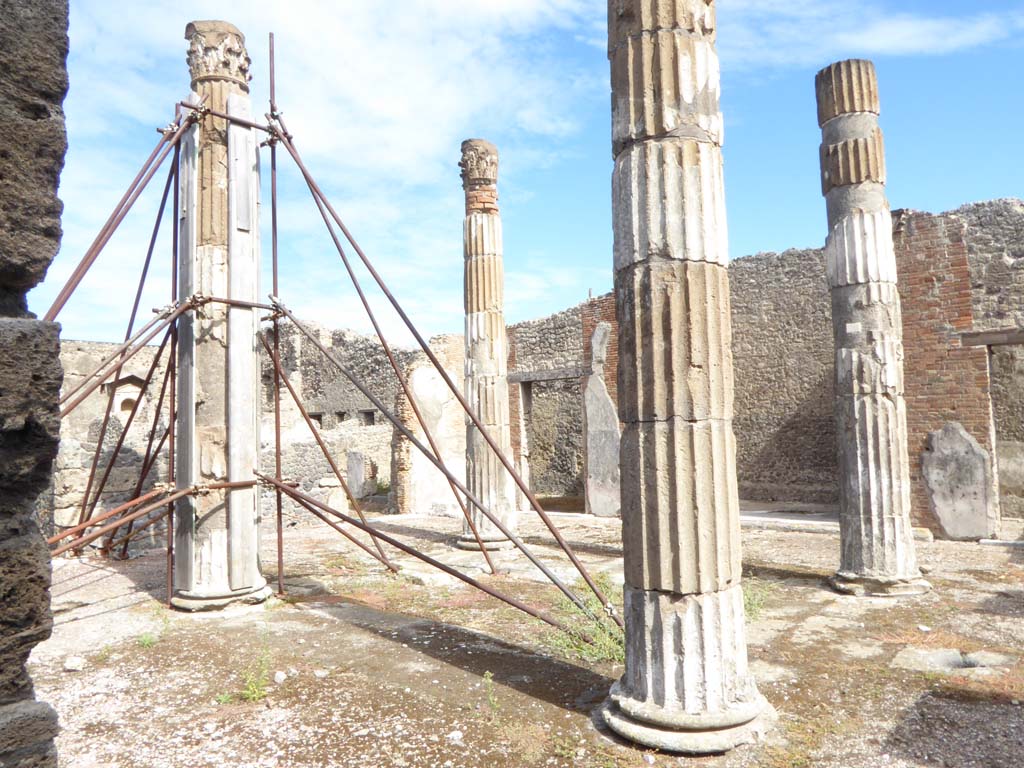 VI.12.5 Pompeii. 30th September 2015. Looking north-east across atrium from room 10.
Foto Annette Haug, ERC Grant 681269 DÉCOR.
