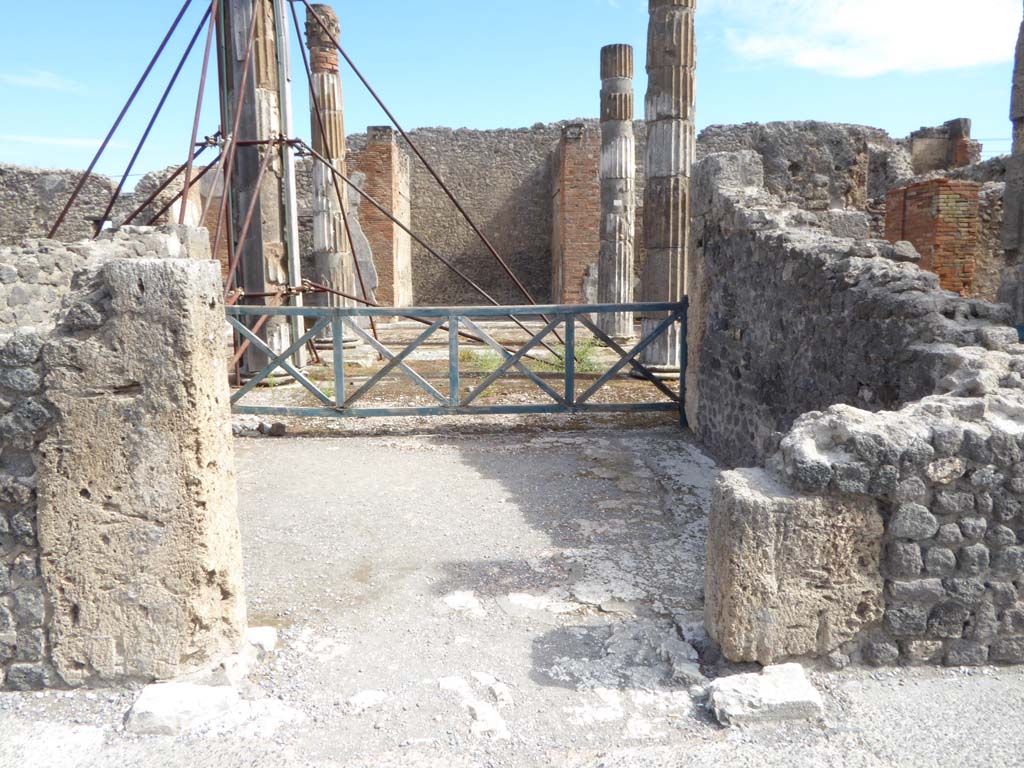 VI.12.5 Pompeii. 30th September 2015. Looking east through doorway from atrium of VI.12.2 into West Ala, room 11.
Foto Annette Haug, ERC Grant 681269 DÉCOR.
