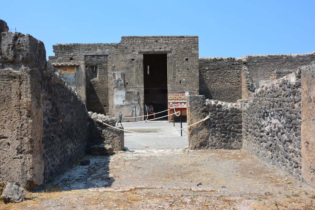 VI.12.5 Pompeii. 14th July 2017. Room 11, looking west towards doorway into atrium of VI.12.2, with north wall on right. 
Foto Annette Haug, ERC Grant 681269 DÉCOR.
