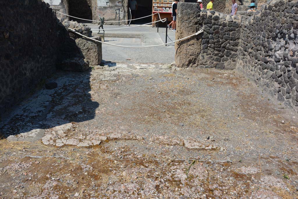 VI.12.5 Pompeii. 14th July 2017. Looking across flooring towards west side of West Ala, 11, and doorway into atrium of VI.12.2.
Foto Annette Haug, ERC Grant 681269 DÉCOR.
