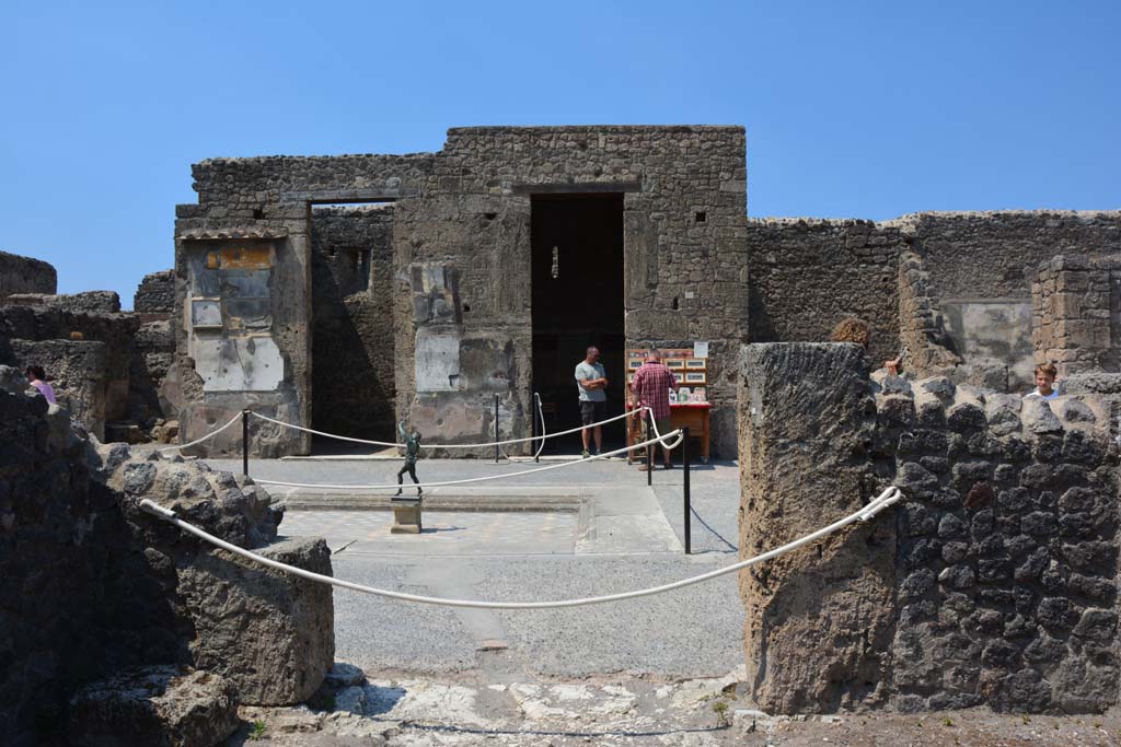 VI.12.5 Pompeii. 14th July 2017. Room 11, looking towards west wall with doorway into atrium of VI.12.2.
Foto Annette Haug, ERC Grant 681269 DÉCOR.
