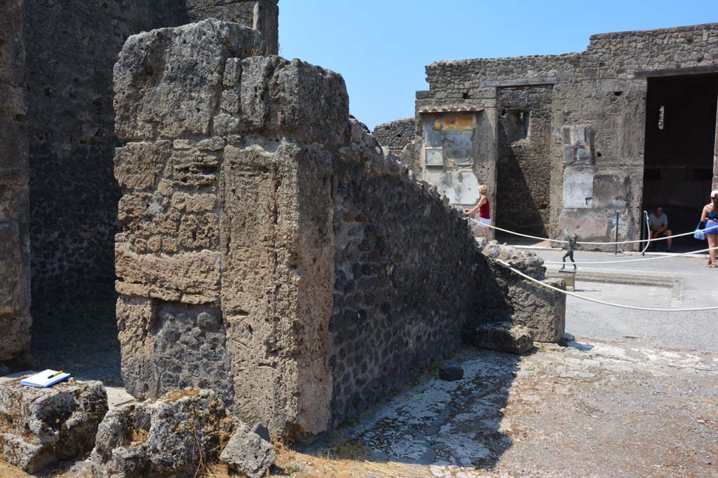 VI.12.5 Pompeii. 14th July 2017. Room 11, looking west across south wall from Secondary Atrium 7 of VI.12.5. 
Foto Annette Haug, ERC Grant 681269 DÉCOR.
