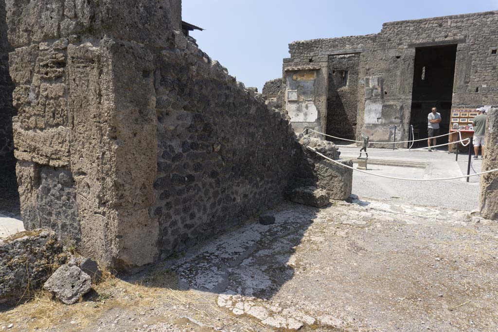 VI.12.5 Pompeii. 14th July 2017. 
Room 11, looking south-west towards south wall. On left, doorway into room 10 and pilaster between. 
Foto Annette Haug, ERC Grant 681269 DÉCOR.
