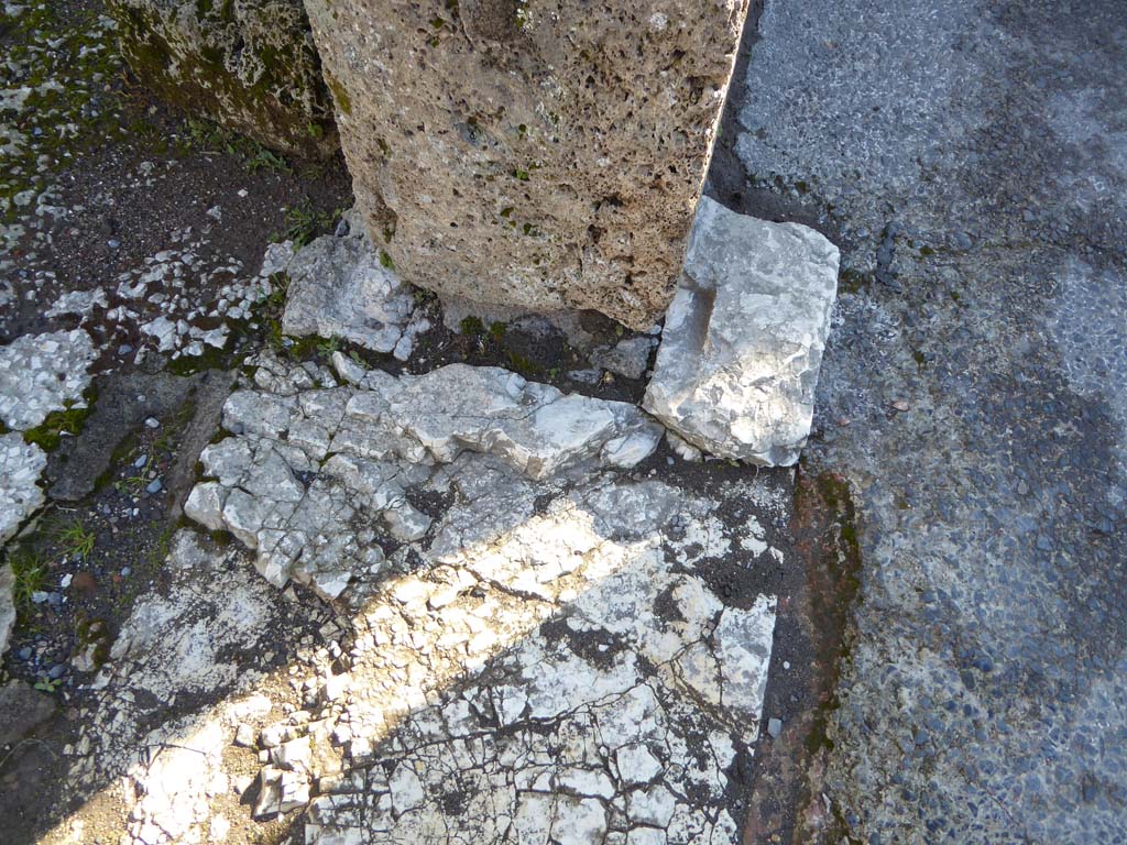 VI.12.5 Pompeii. 4th January 2017. Detail of south end of sill, from atrium of VI.12.2, on right.
Foto Annette Haug, ERC Grant 681269 DÉCOR.
