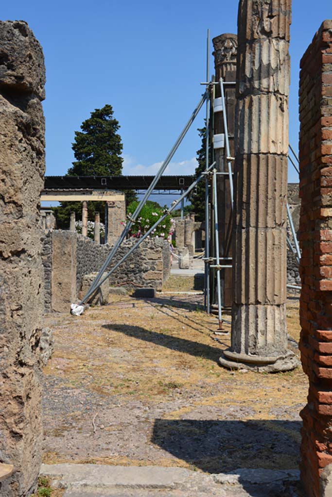 VI.12.5 Pompeii. 14th July 2017. 
Looking north across atrium from doorway of room 8, towards corridor F1/16.
Foto Annette Haug, ERC Grant 681269 DÉCOR.
