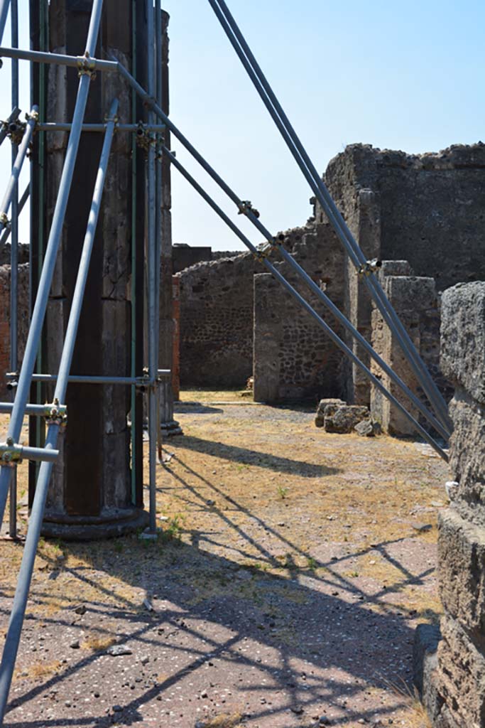 VI.12.5 Pompeii. 14th July 2017. Looking south along west side of atrium 7 towards doorway to room 8, in centre.
Foto Annette Haug, ERC Grant 681269 DÉCOR.
