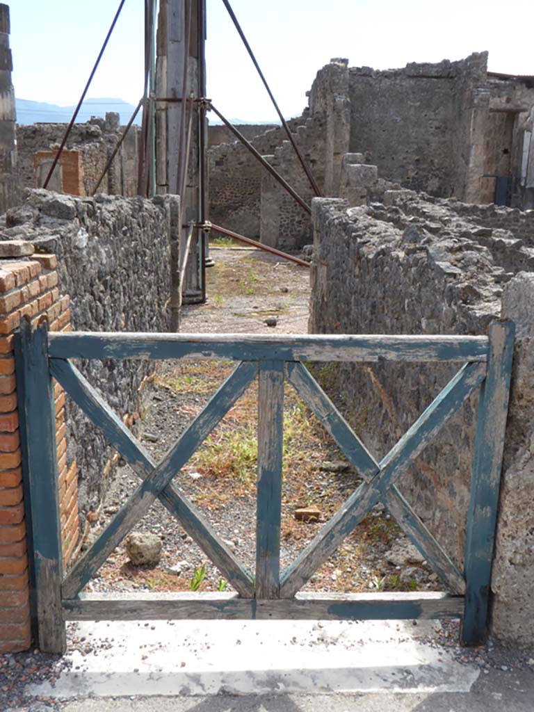 VI.12.5 Pompeii. 30th September 2015. Corridor 16, looking south.
Foto Annette Haug, ERC Grant 681269 DÉCOR.
