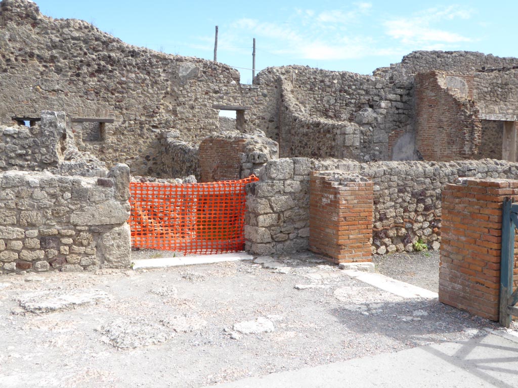 VI.12.2 Pompeii. September 2015. 
South-east corner of Middle Peristyle, with doorway to corridor 19 in centre, and into room 51 on right.
Foto Annette Haug, ERC Grant 681269 DÉCOR.
