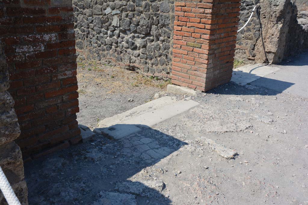 VI.12.5 Pompeii. 14th July 2017. 
Looking south-west from doorway at south end of corridor 19 on east side of Middle Peristyle of VI.12.2 towards doorway into Room 51 in centre, and to corridor 16, on right.
Foto Annette Haug, ERC Grant 681269 DÉCOR.

