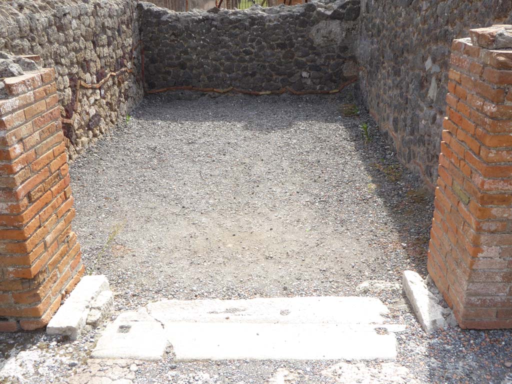 VI.12.5 Pompeii. 30th September 2015. Room 51, looking south across threshold/sill of doorway from Middle Peristyle of VI.12.2. 
Foto Annette Haug, ERC Grant 681269 DÉCOR.

