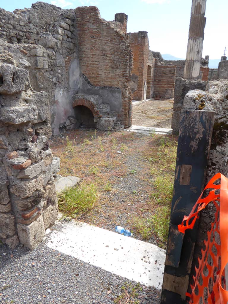 VI.12.5 Pompeii. 30th September 2015. Room 17, looking south-east through doorway from corridor 19.
Foto Annette Haug, ERC Grant 681269 DÉCOR.

