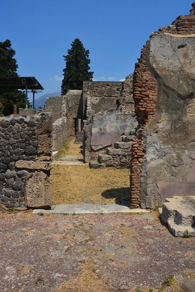 VI.12.5 Pompeii. 14th July 2017. 
North-east corner of Secondary Atrium 7, looking north along corridor into VI.12.2, with doorway to room 17 in centre.
Foto Annette Haug, ERC Grant 681269 DÉCOR.
