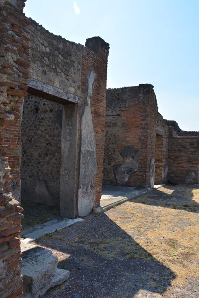 VI.12.5 Pompeii. 14th July 2017. Looking south-east from room 27.
Looking towards doorways on east side of atrium, room 15 on left, east Ala 14 in centre, and 13 on right
Foto Annette Haug, ERC Grant 681269 DÉCOR.
