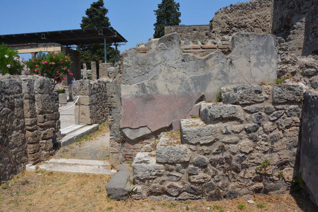 VI.12.5 Pompeii. 14th July 2017. Room 17, north wall with doorway into Corridor 19.
In the west wall of the corridor 19 is a doorway into the Middle Peristyle of VI.12.2. 
Foto Annette Haug, ERC Grant 681269 DÉCOR.
