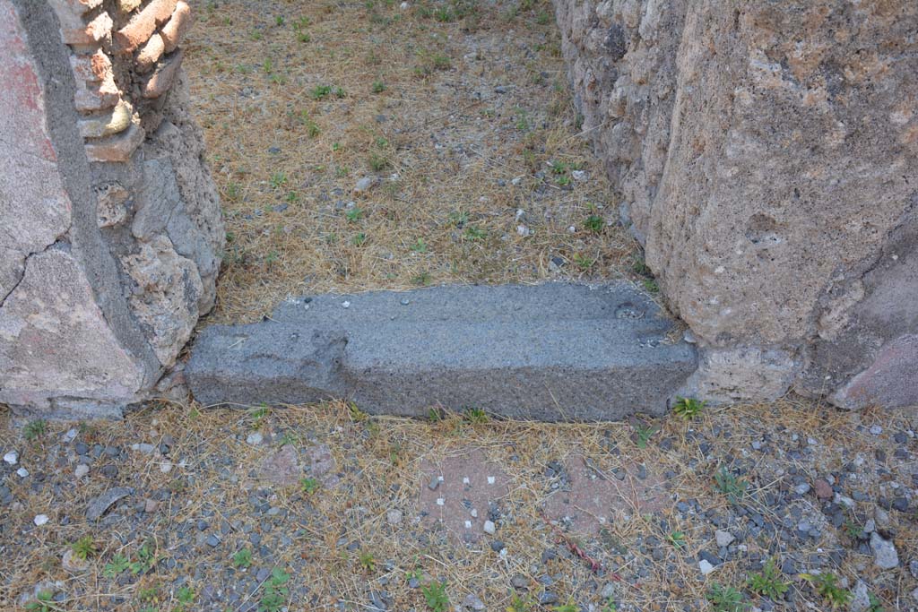VI.12.5 Pompeii. 14th July 2017. Room 17, east side, looking towards threshold/sill into room 18.
Foto Annette Haug, ERC Grant 681269 DÉCOR.
