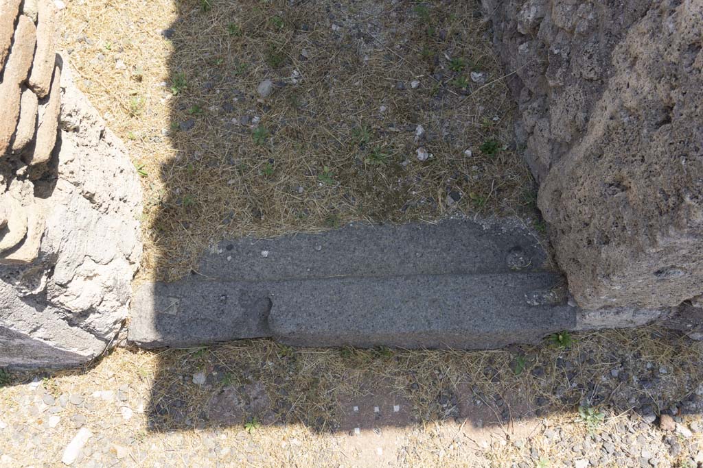 VI.12.5 Pompeii. 14th July 2017. Doorway threshold/sill from room 17, into room 18.
Foto Annette Haug, ERC Grant 681269 DÉCOR.

