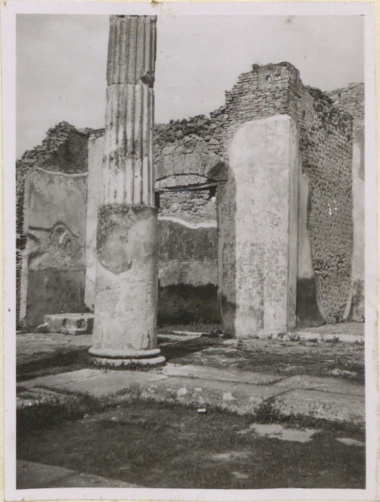 VI.12.5 Pompeii. Pre-1943. Looking north-east across atrium 7 and impluvium towards doorway to triclinium 15.
See Warscher, T. (1946). Casa del Fauno, Swedish Institute, Rome. (p.56, n.80).
