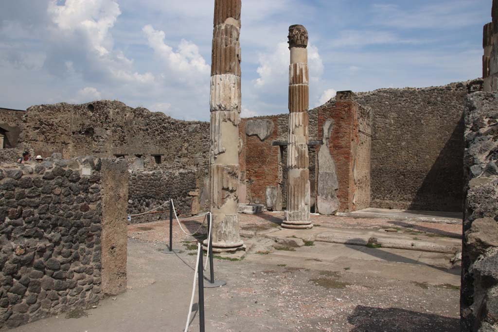 VI.12.5 Pompeii. September 2021. 
Looking north-east across atrium, taken from west (right) ala 11 in the centre of the west side of the tetrastyle atrium.
Photo courtesy of Klaus Heese.
