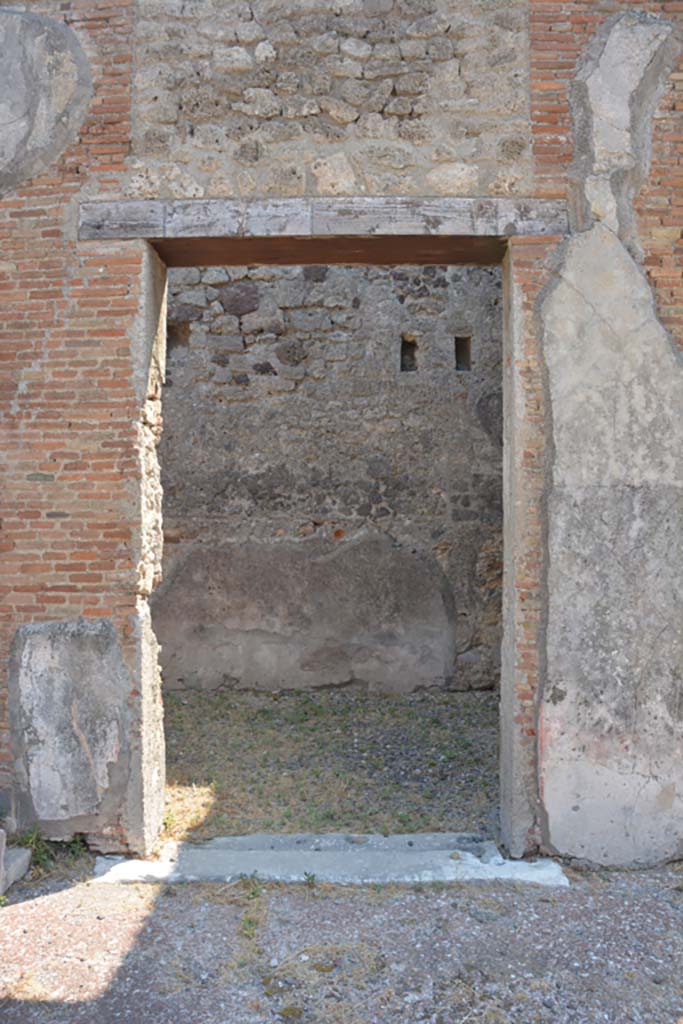 VI.12.5 Pompeii. 14th July 2017. 
Room 15, doorway into triclinium on east side of secondary atrium 7.
Foto Annette Haug, ERC Grant 681269 DÉCOR.

