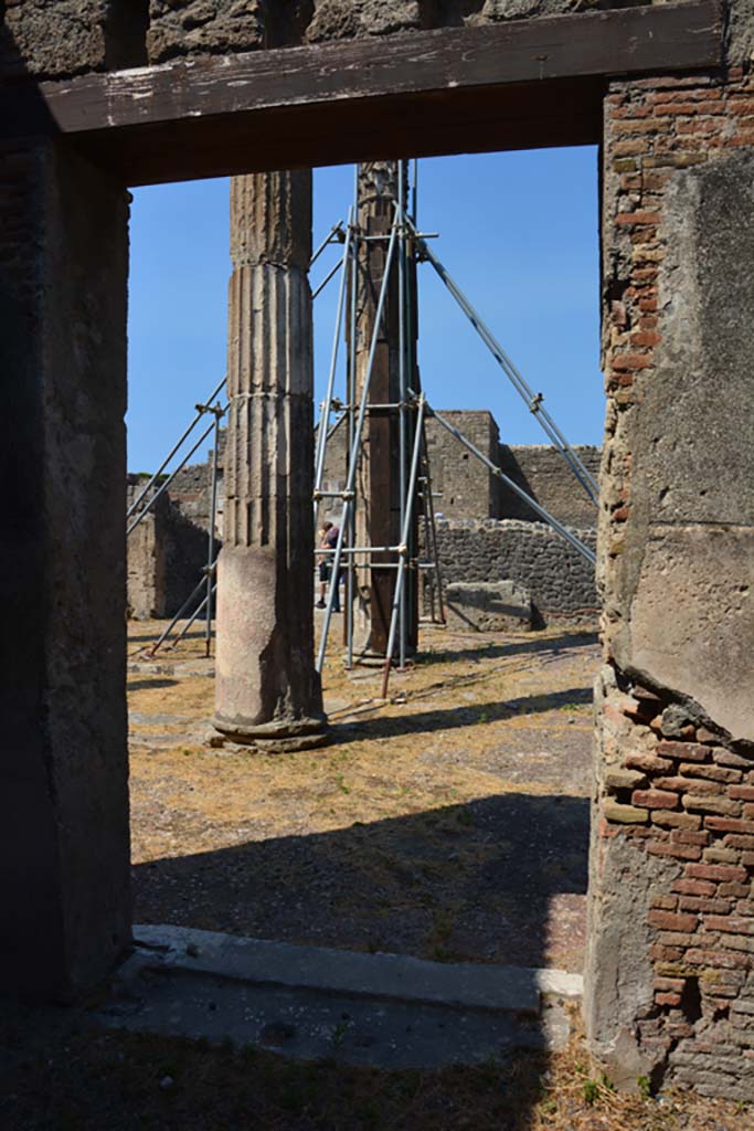 VI.12.5 Pompeii. 14th July 2017. 
Room 15, looking west through doorway from triclinium into secondary atrium 7.
Foto Annette Haug, ERC Grant 681269 DÉCOR.
