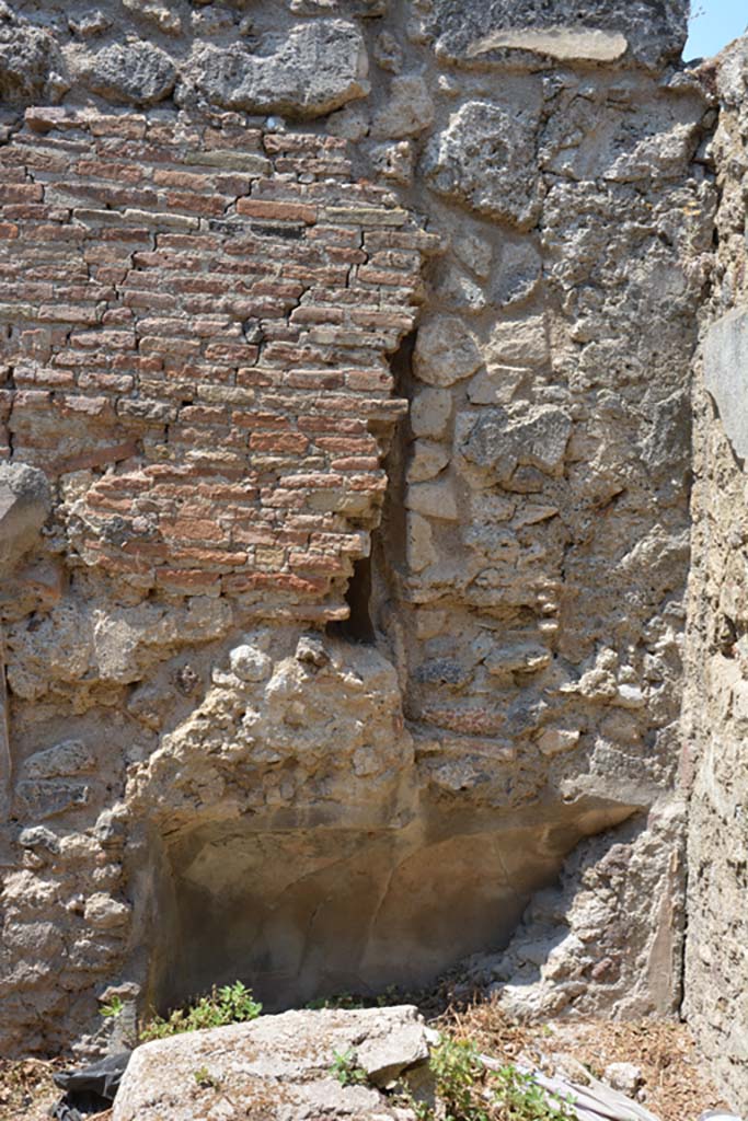 VI.12.5 Pompeii. 14th July 2017. Room 15, detail from west wall in north-west corner.
Foto Annette Haug, ERC Grant 681269 DÉCOR.
