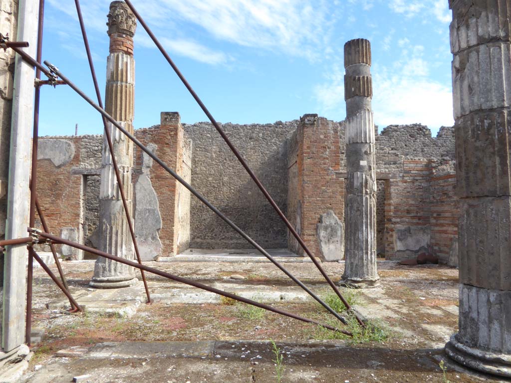 VI.12.5 Pompeii. 30th September 2015. Looking east across secondary atrium 7 towards east ala 14.  
Foto Annette Haug, ERC Grant 681269 DÉCOR.

