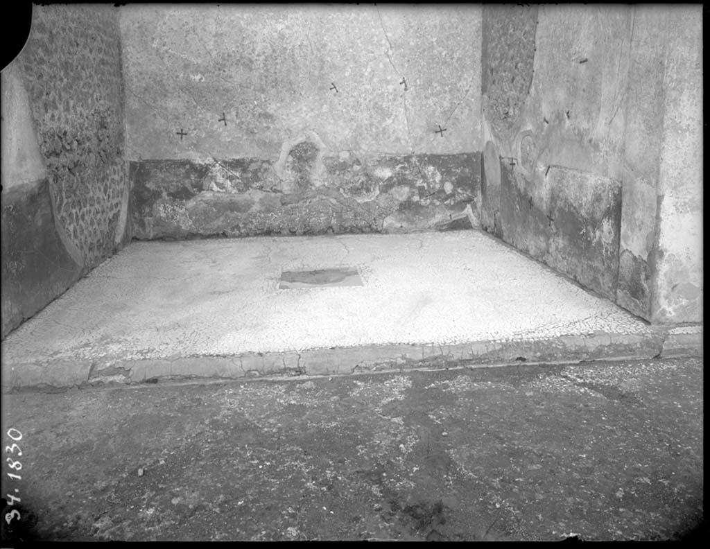 VI.12.5 Pompeii. 1934. East ala 14, looking east from atrium 7.
DAIR 34.1830. Photo © Deutsches Archäologisches Institut, Abteilung Rom, Arkiv. 

