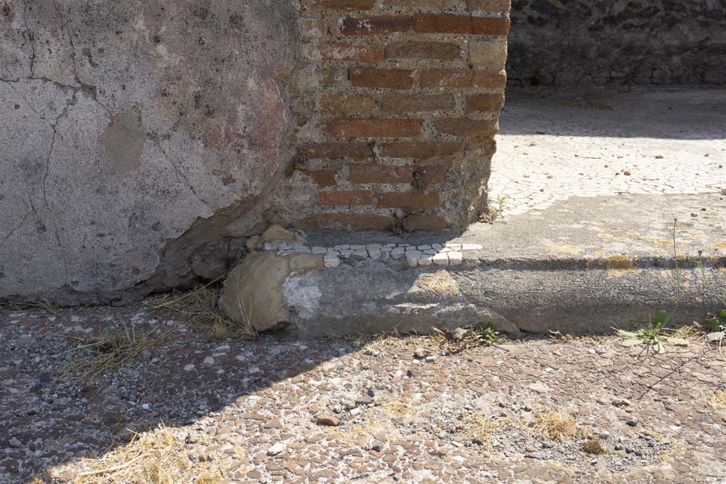 VI.12.5 Pompeii. 14th July 2017. Room 14, threshold/sill at north end.     
Foto Annette Haug, ERC Grant 681269 DÉCOR.
