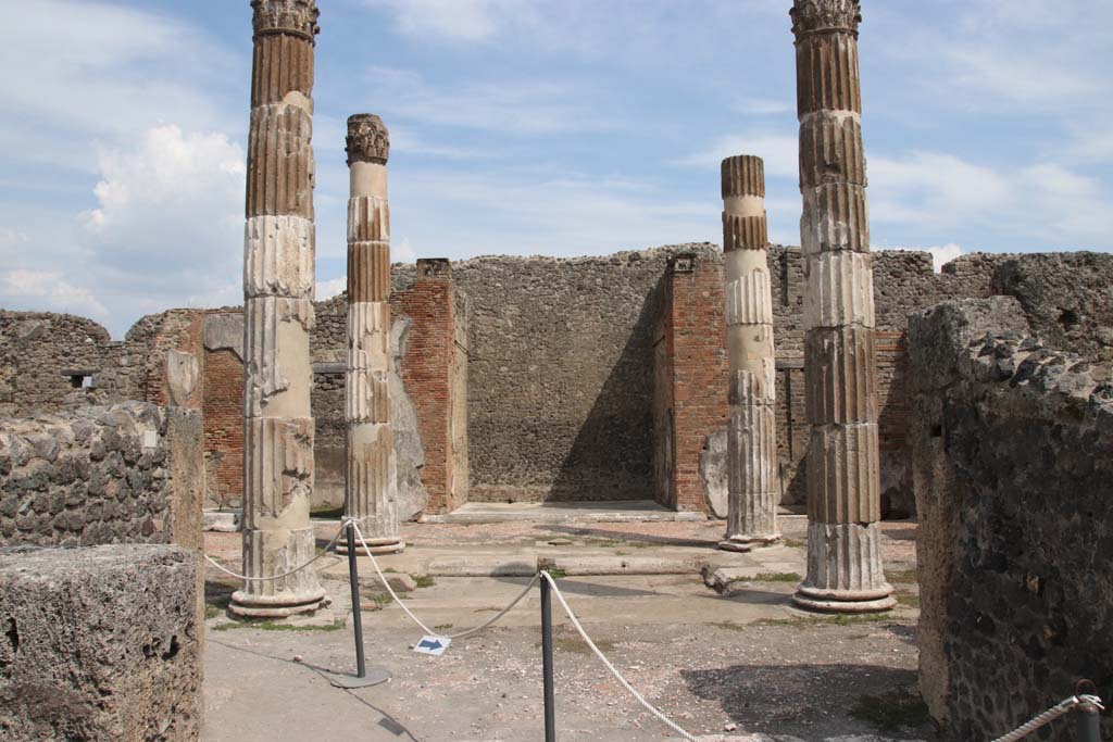 VI.12.5 Pompeii. September 2021. 
Looking east across atrium to east ala 14, from area of right ala 11, or corridor that connected the two atria. Photo courtesy of Klaus Heese.

