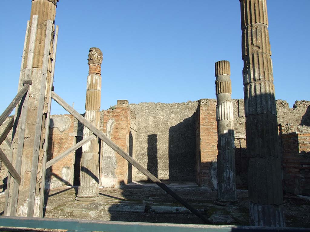 VI.12.5 Pompeii. December 2006. 
Columns surrounding the impluvium of the tetrastyle atrium 7, looking towards east ala 14, from area of west ala 11. 
